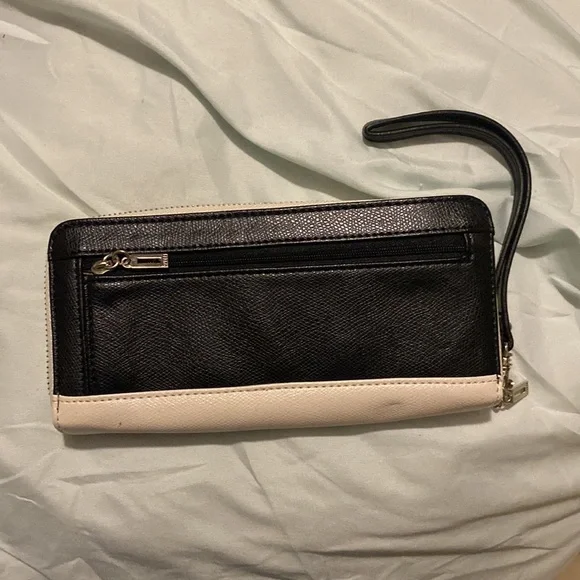 Guess Wallet - Picture 2 of 4